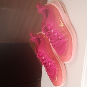 Women's Size 6 Nike Air Max Sneakers.